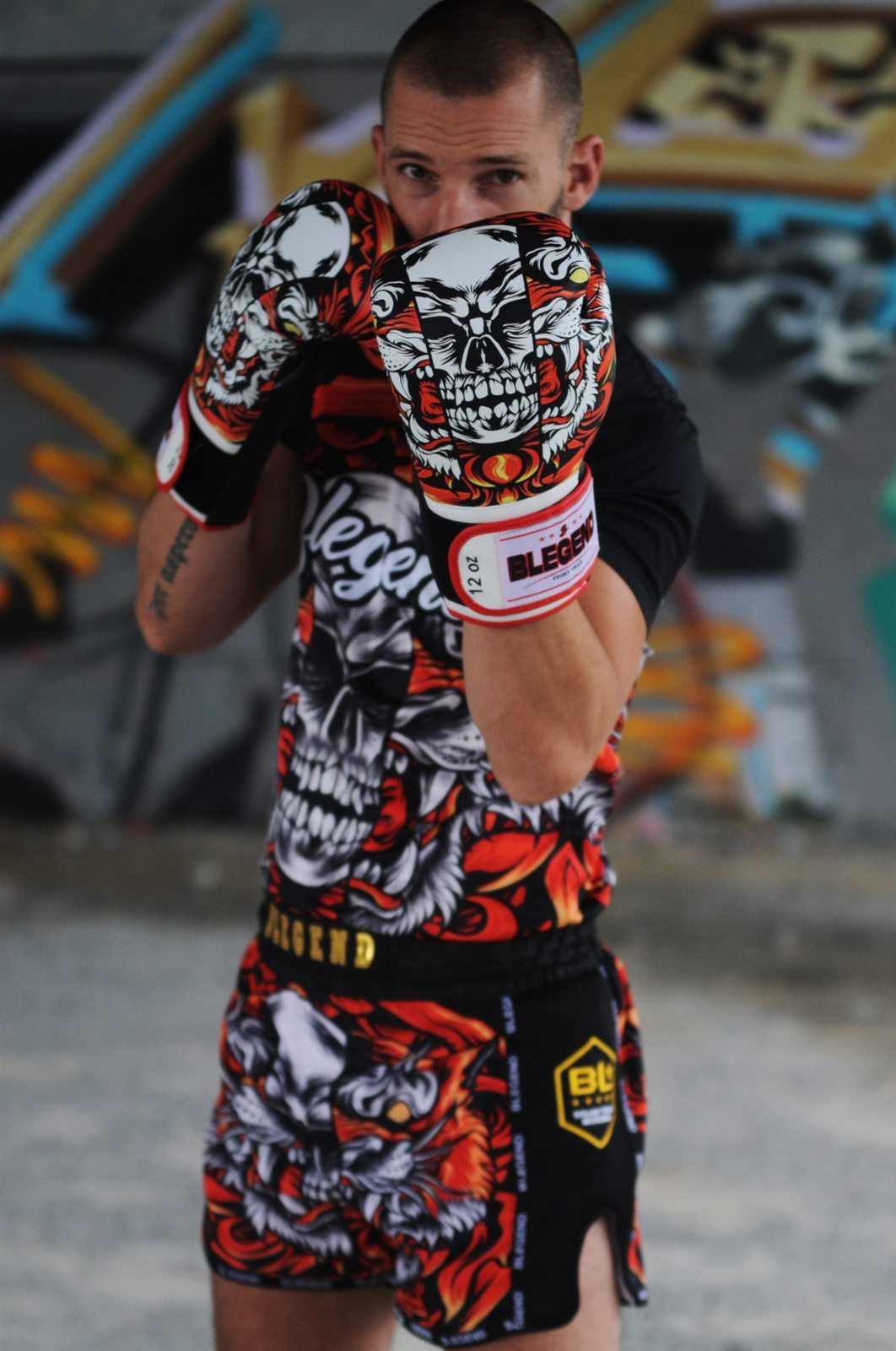 Fighter in Blegend skull boxing gloves, shirt and Muay Thai shorts